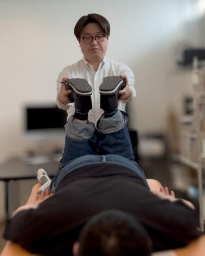 アクティベータメソッドの脚長差検査ポジション2を確認している様子（佐野市）